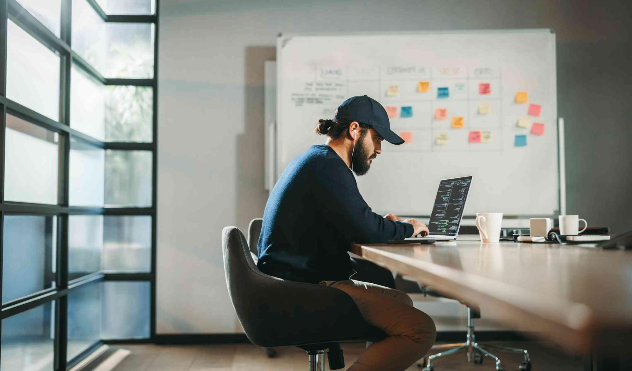 Estudiantes participando en sesiones interactivas de aprendizaje